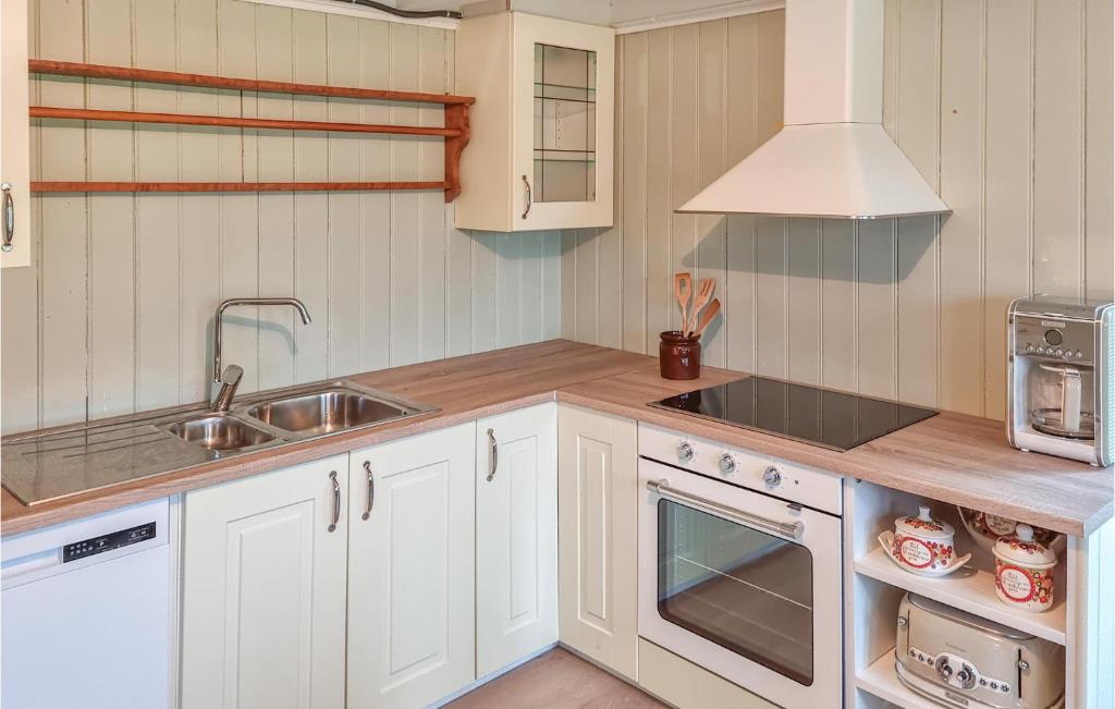 Awesome Home In Hidrasund With 3 Bedrooms And Wifi photo 1