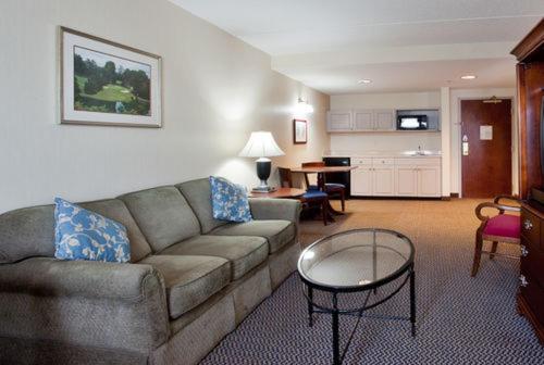 Holiday Inn Express & Suites Newport News, an IHG Hotel photo 2