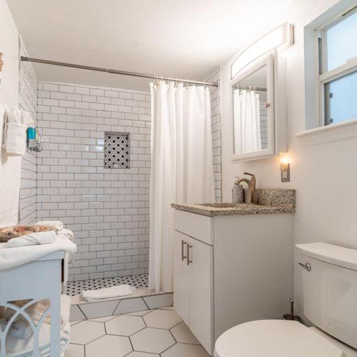 Lovely 2 bedrooms, steps away from the beach. photo 3