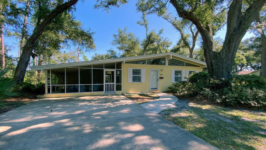 Mellow Yellow 3 Bedroom Home image