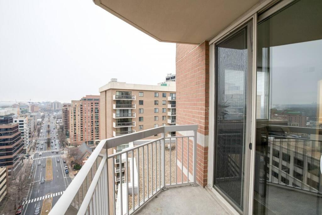 Fantastic 2 BR Condo at Ballston With City View photo 4