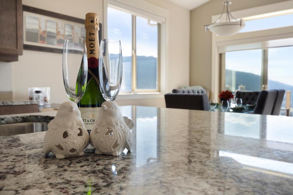 3 bed, 2 bath upper suite overlooking the city photo 4