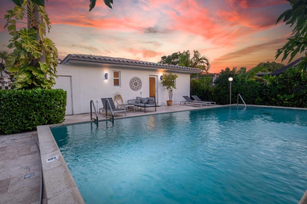 Perfect Beach Home For A Family Getaway Wpool! image
