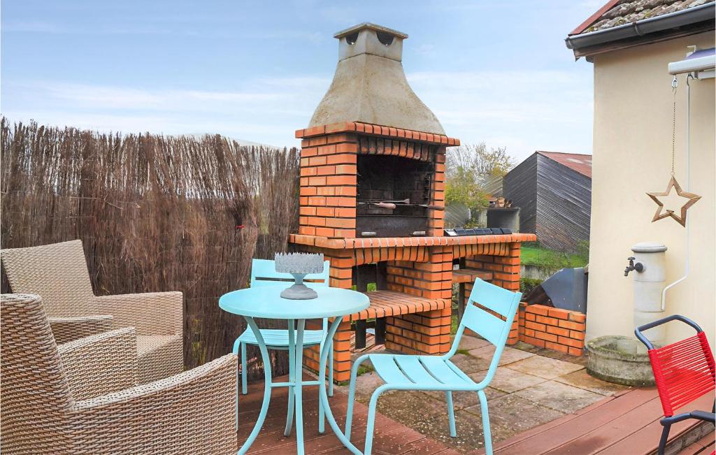 Stunning Apartment In Autun With 3 Bedrooms And Wifi