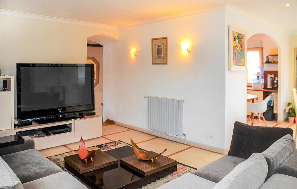 Stunning Apartment In Autun With 3 Bedrooms And Wifi photo 2