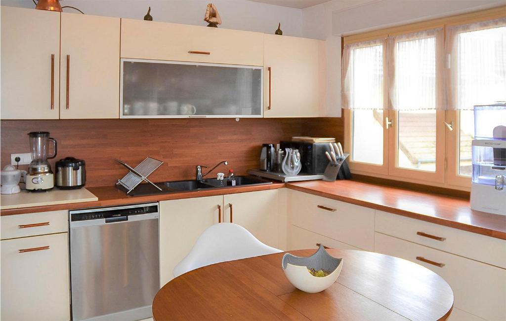 Stunning Apartment In Autun With 3 Bedrooms And Wifi photo 4