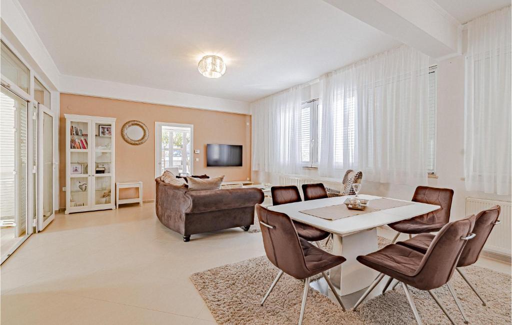 Awesome Home In Kuciste Perna With Indoor Swimming Pool, 2 Bedrooms And Wifi photo 4