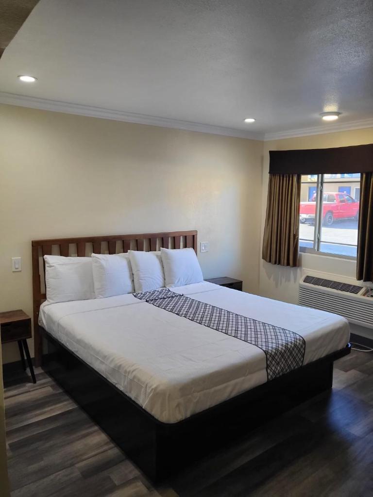 Budget Inn image