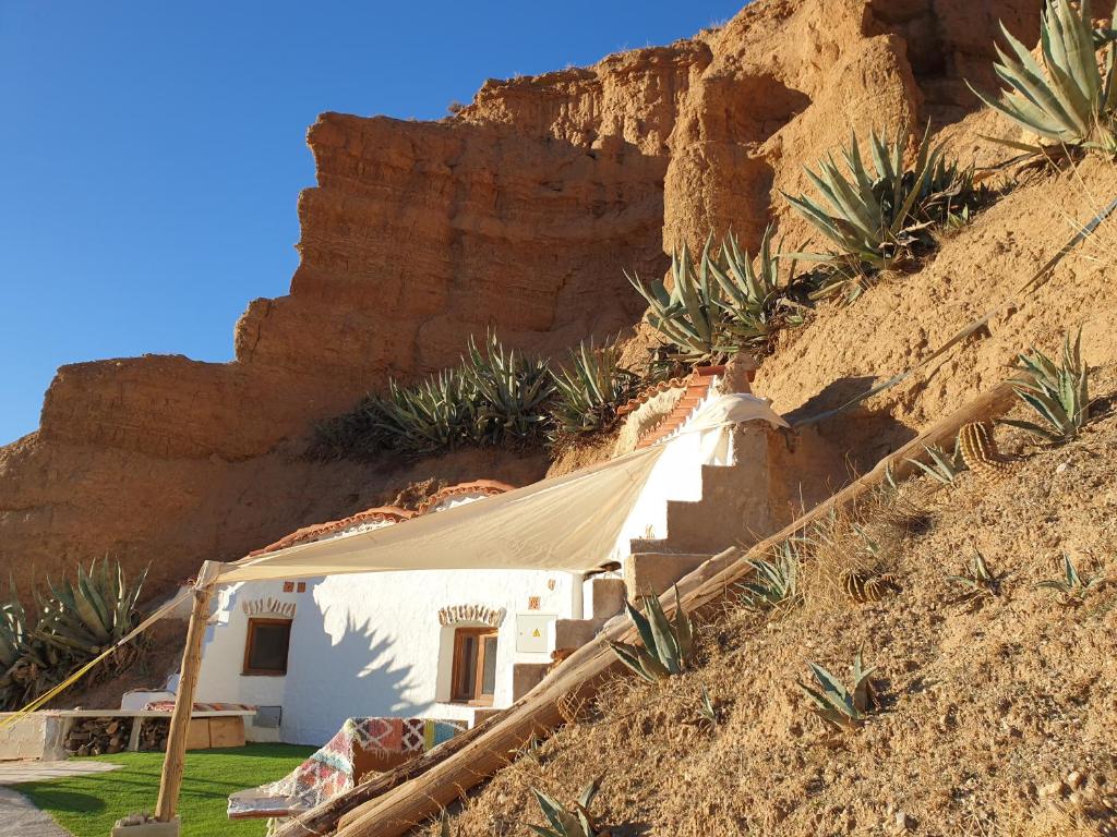Creatively designed CaveHouse with jacuzzi photo 4