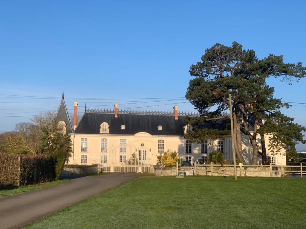 Apt lumineux avec jardin et terrasse vue sur château proche Omaha Beach et Bayeux photo 3