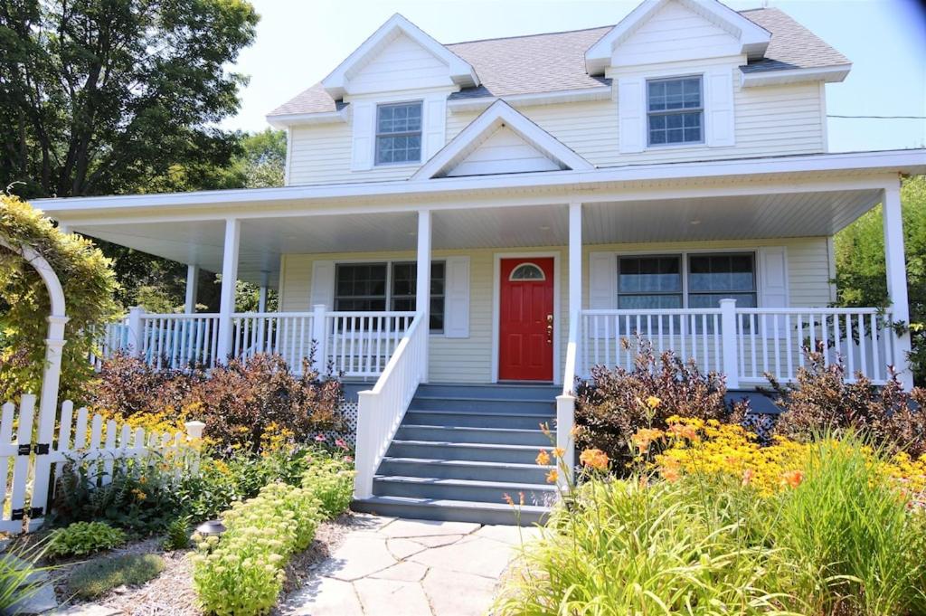 Carraig Mor Cottage - Beautiful House, Amazing Garden, Downtown Baileys Harbor image