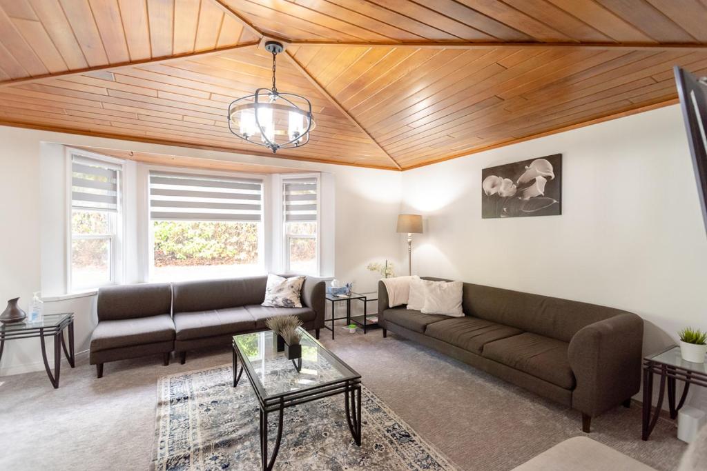 Spacious & Modern by the Beach photo 1