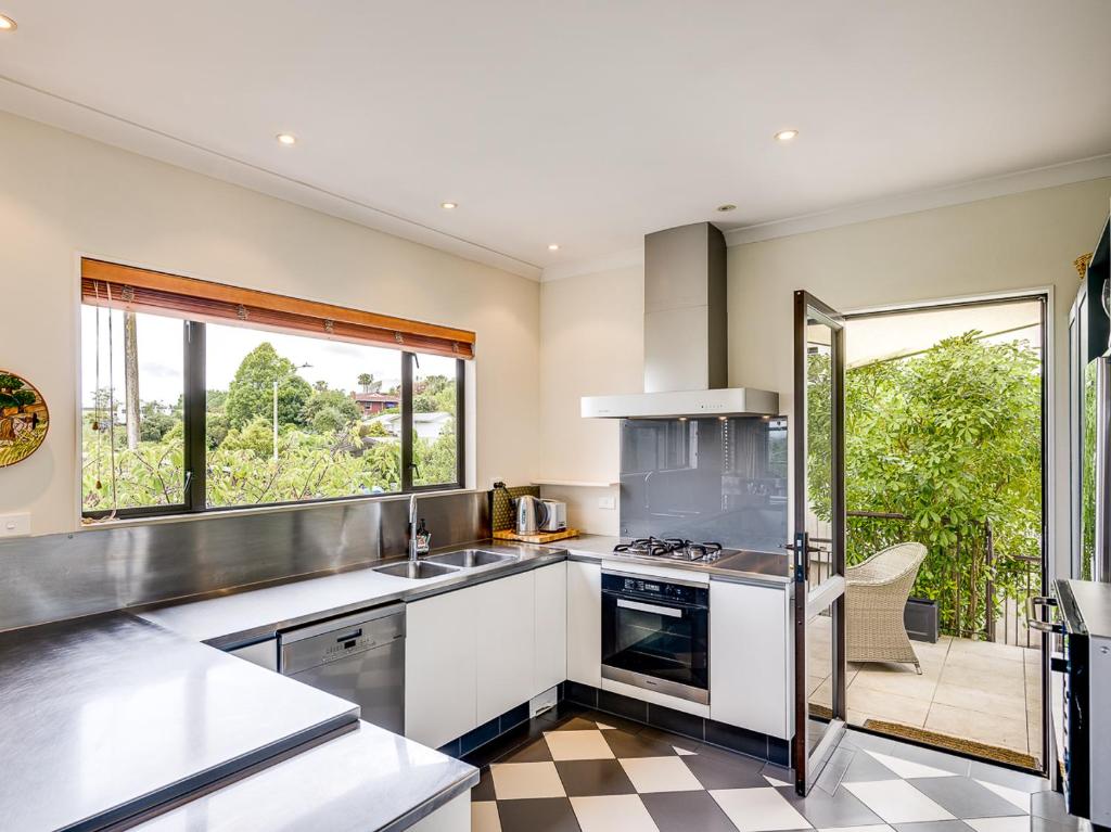 Busby Hill Villa - Havelock North Holiday Home photo 4