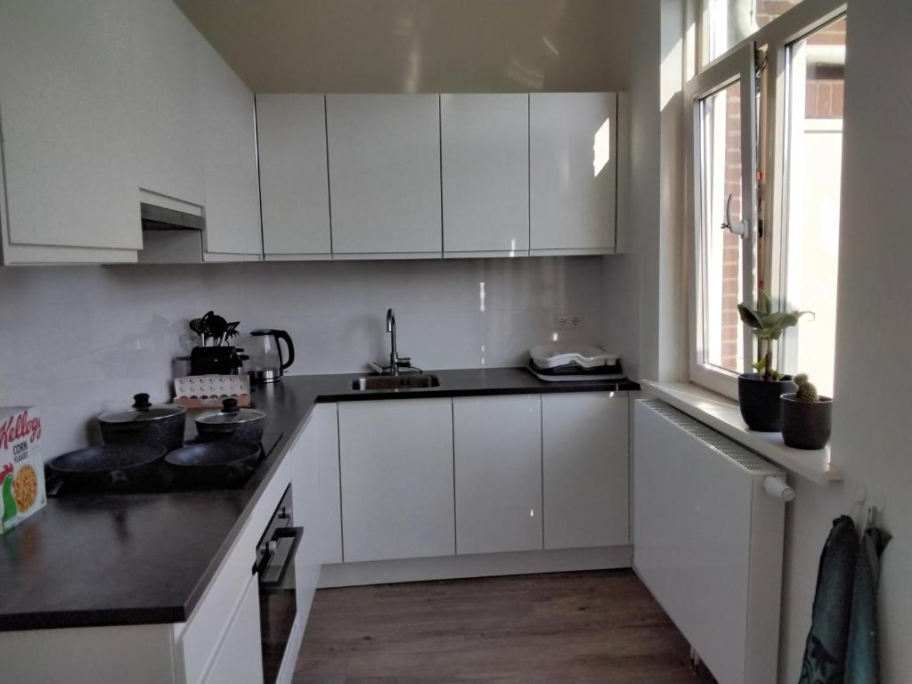 Mid center apartment bedroom with Balcony photo 3