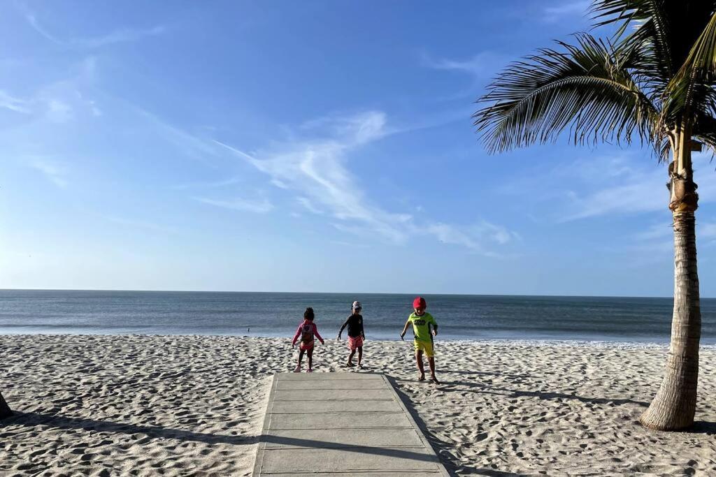 Playa Caracol, beach happy photo 3