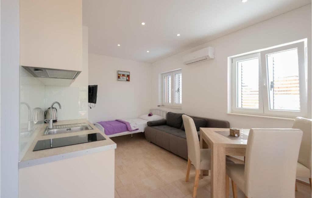 Amazing Apartment In Gradac With 1 Bedrooms And Wifi photo 1