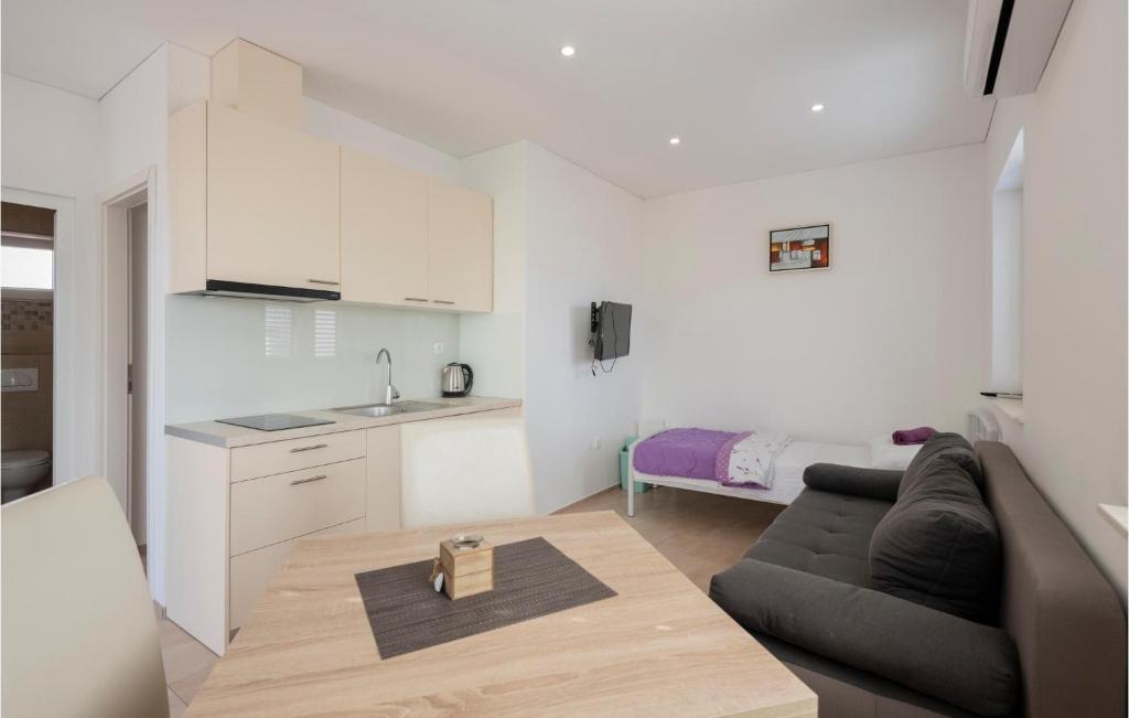 Amazing Apartment In Gradac With 1 Bedrooms And Wifi photo 3