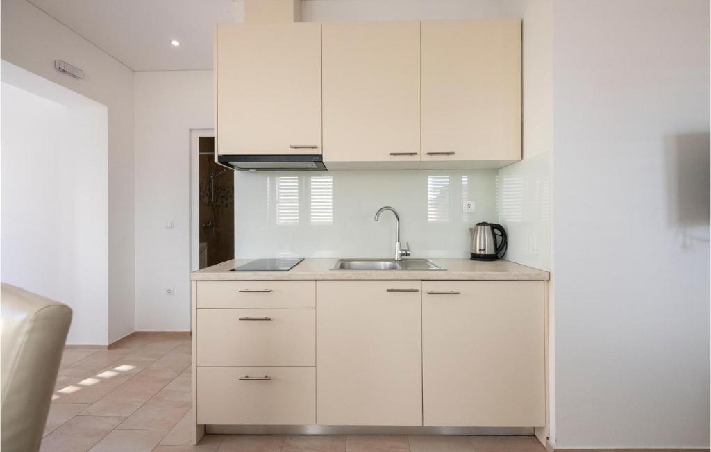 Amazing Apartment In Gradac With 1 Bedrooms And Wifi photo 4