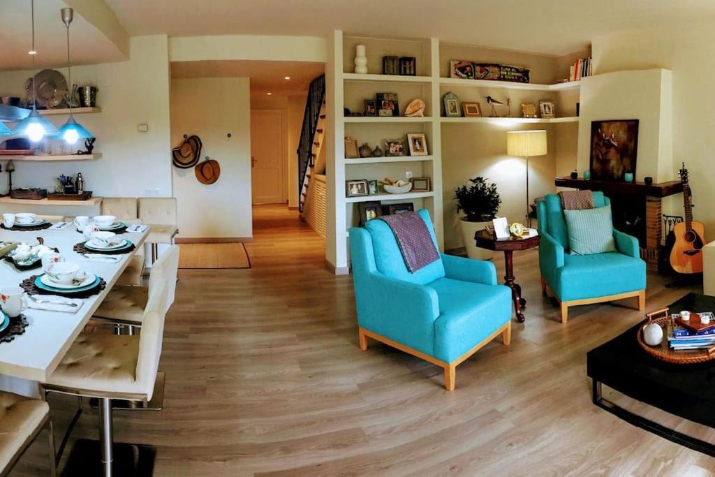 2 Story, 5 Bedroom, 3 Bath Flat, Steps from the Beach & Cliff Walk photo 2