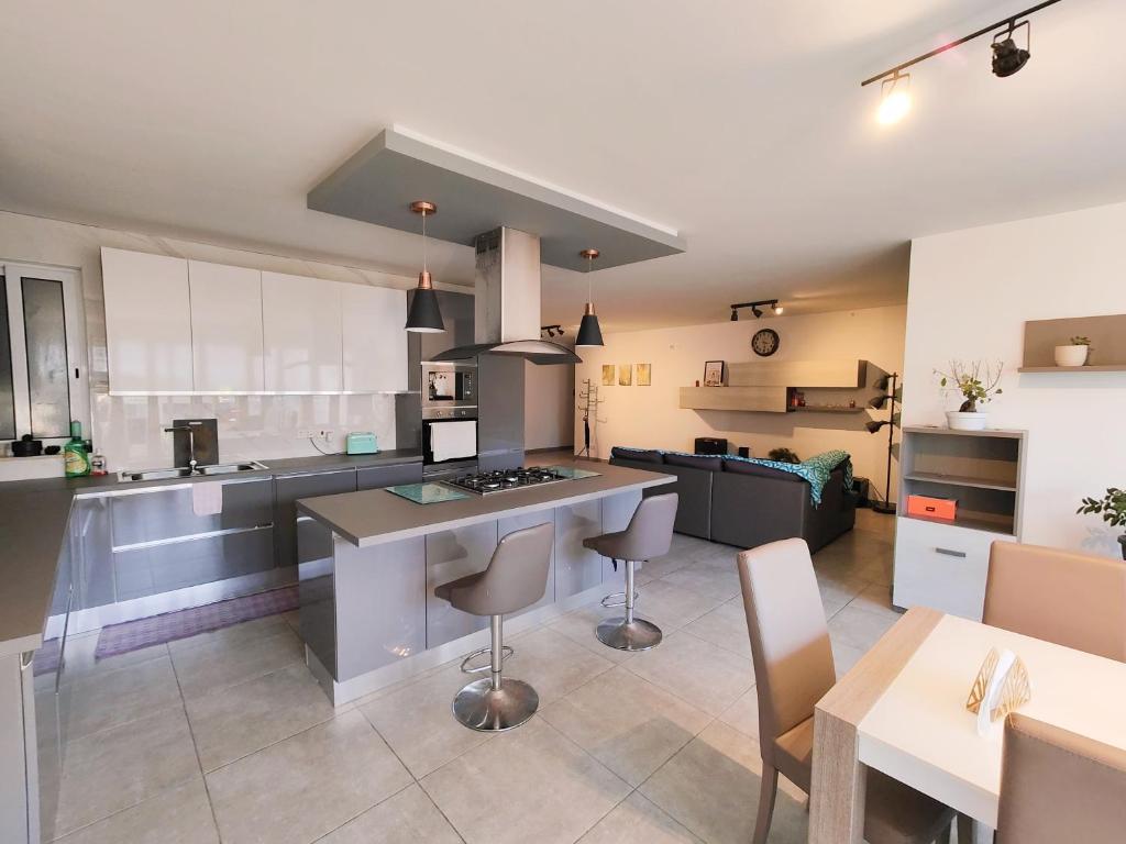 Large Central Apartment Near Valletta & Seafront photo 2