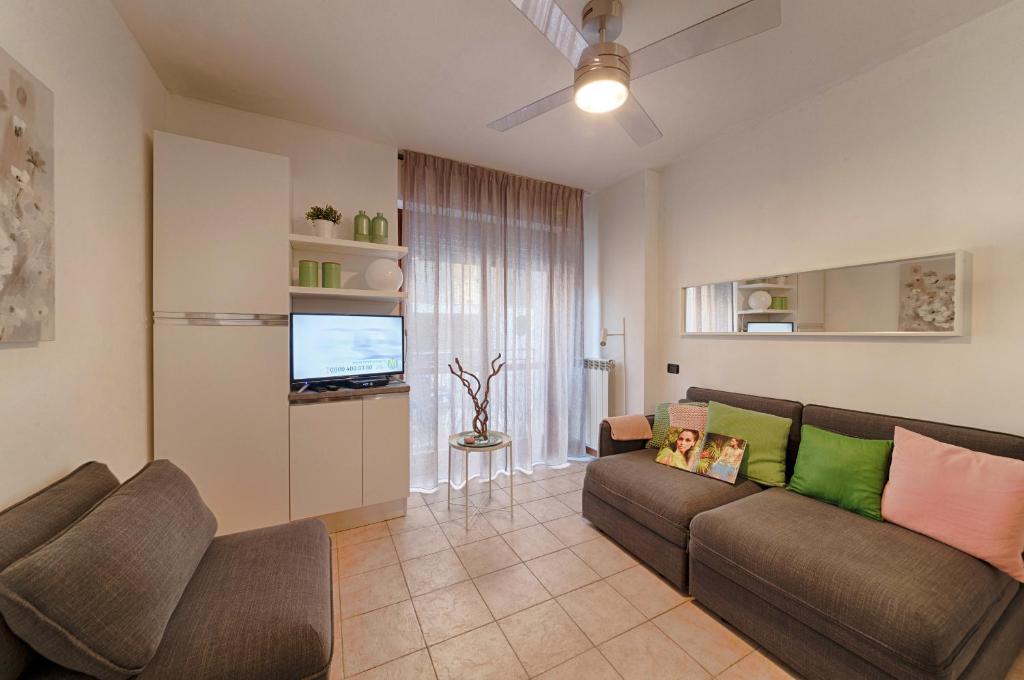 Modern Lakefront 1-Bedroom Apartment