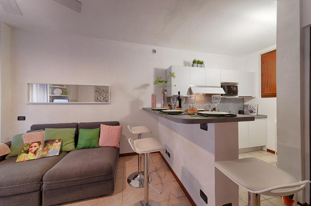 Modern Lakefront 1-Bedroom Apartment photo 2
