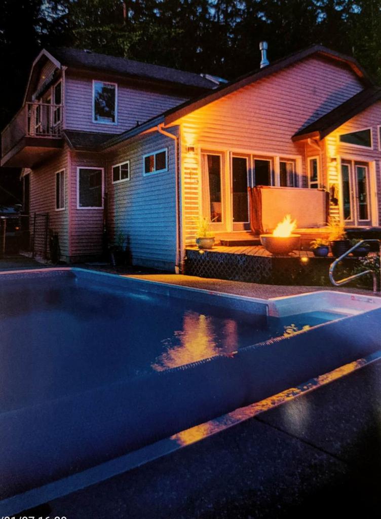 Private Water front & swimming pool &hot tub photo 3