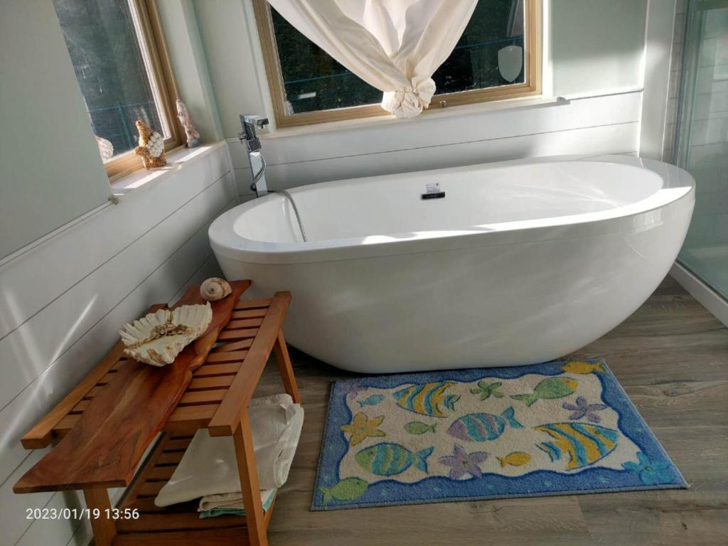 Private Water front & swimming pool &hot tub photo 2