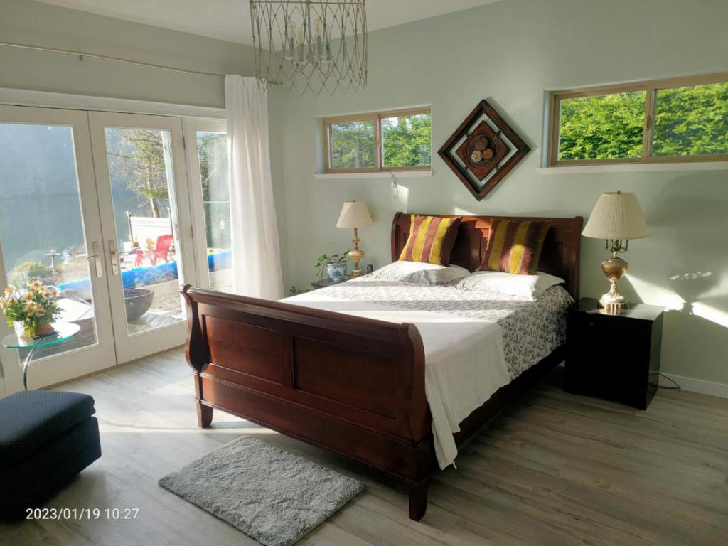 Private Water front & swimming pool &hot tub photo 1