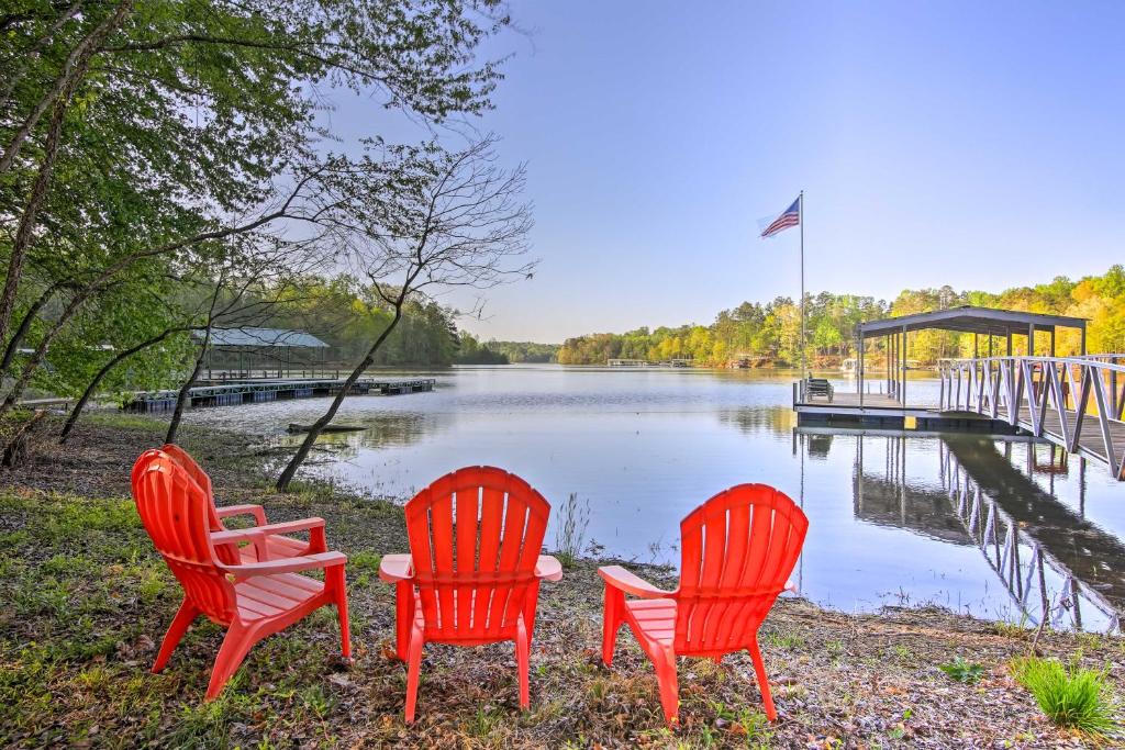 Lakefront South Carolina Abode with Deck and Boat Dock photo 1