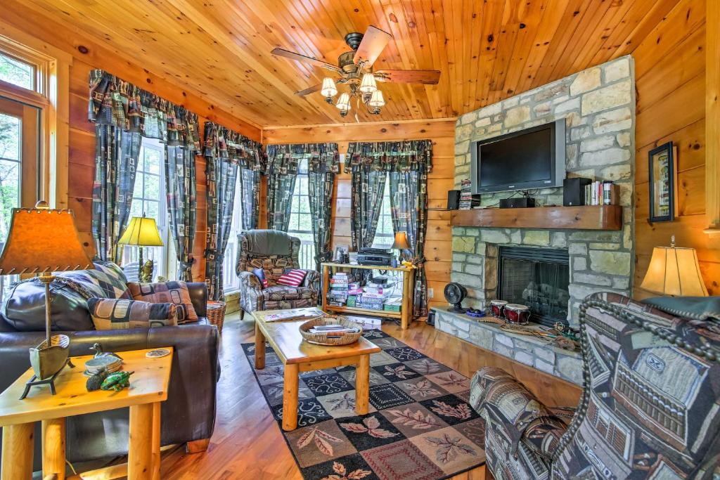 Lakefront South Carolina Abode with Deck and Boat Dock photo 2