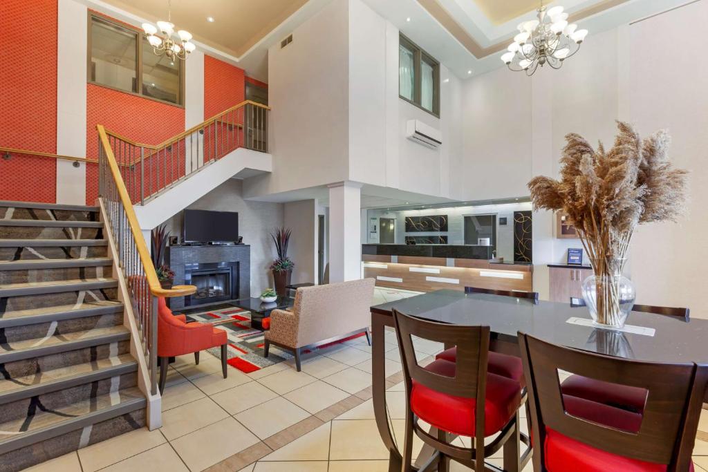 Best Western Plus Burlington Inn & Suites photo 2