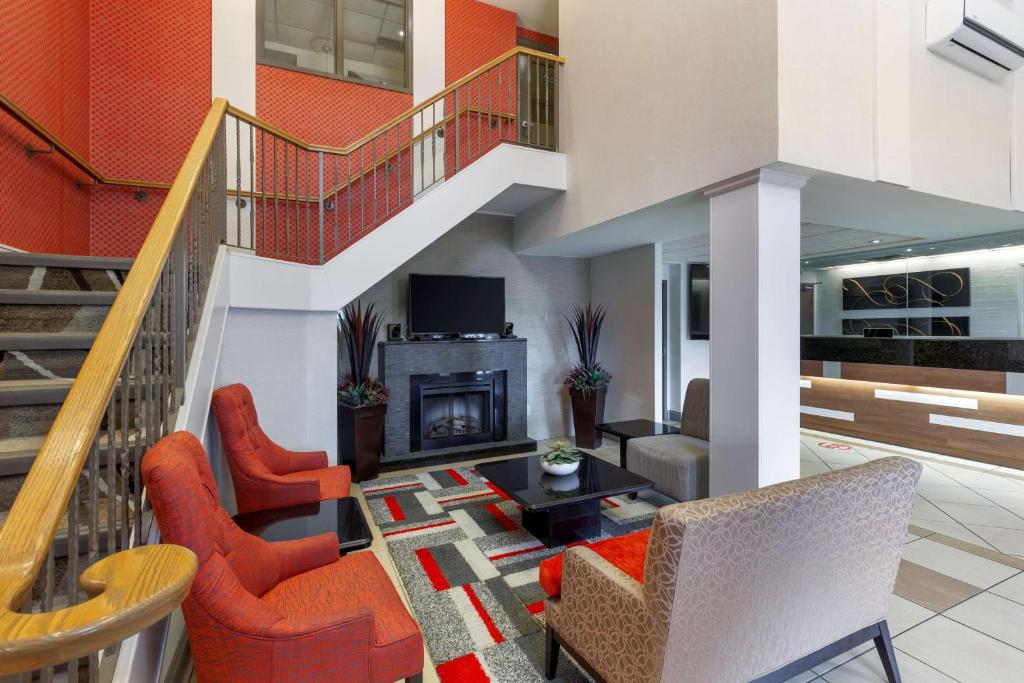 Best Western Plus Burlington Inn & Suites photo 4