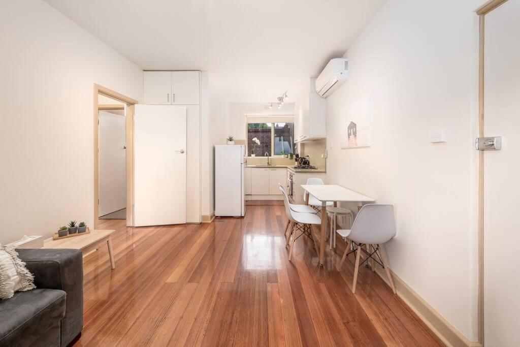 Bright & Comfy 2 Bedroom St Kilda East Apartment - Tap to explore photos