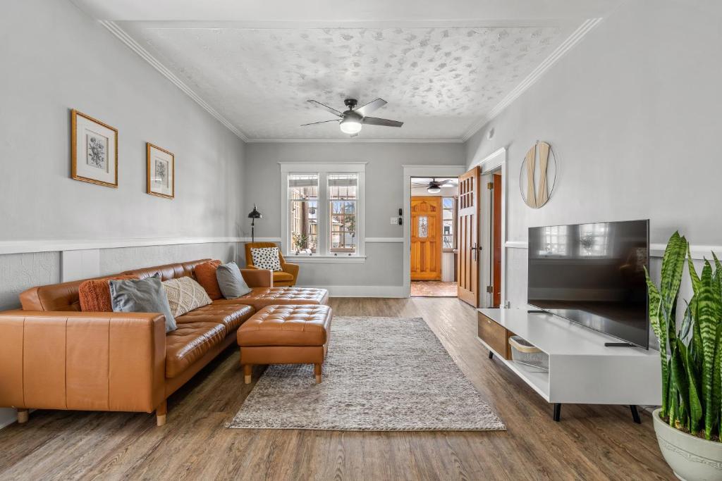 Dino’s Last Post-Family Friendly-Downtown Home photo 2