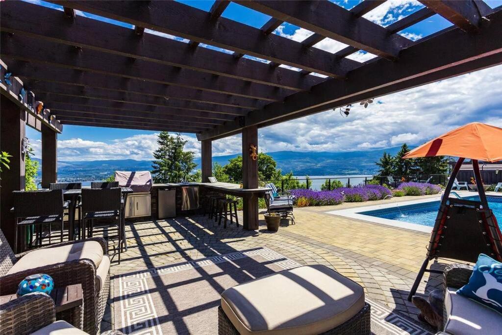 Stunning Lake View with Private Hot Tub, Pool snl, Outdoor Kitchen photo 2