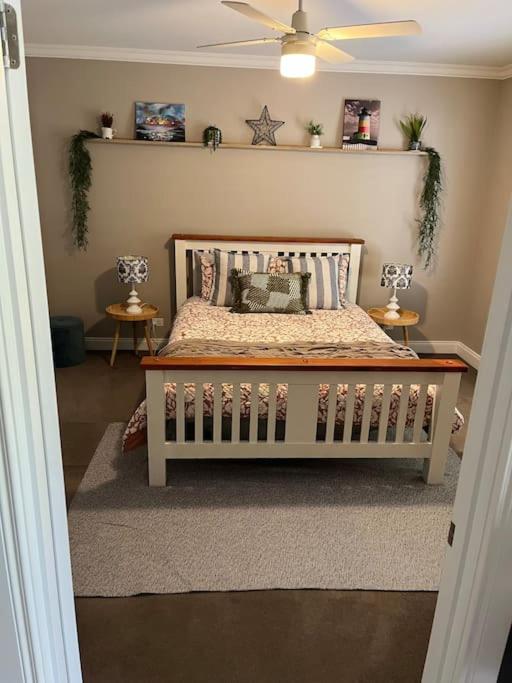 Quiet family retreat getaway - Wildlife Park, Sovereign Hill, Kryall Castle and city at your door - modern apartment, 8 guests photo 1
