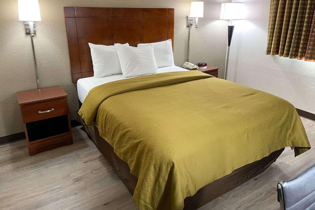 Econo Lodge Cartersville-Emerson Lake Point photo 4