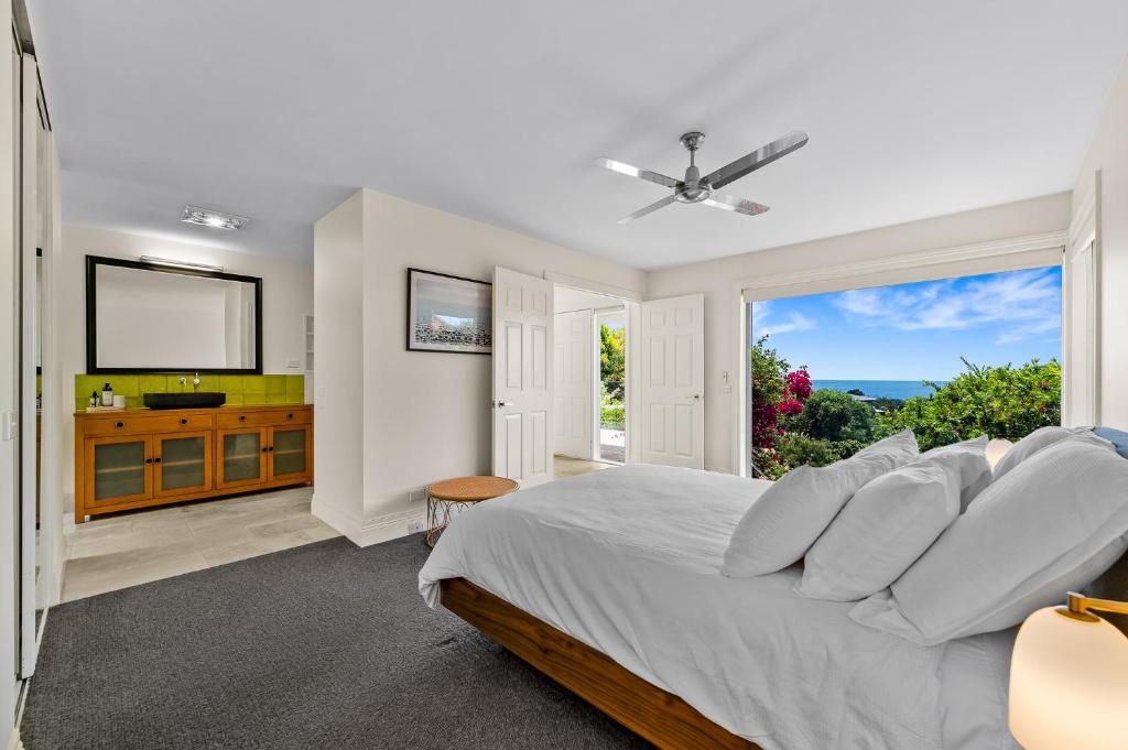 Spacious home with ocean views photo 2