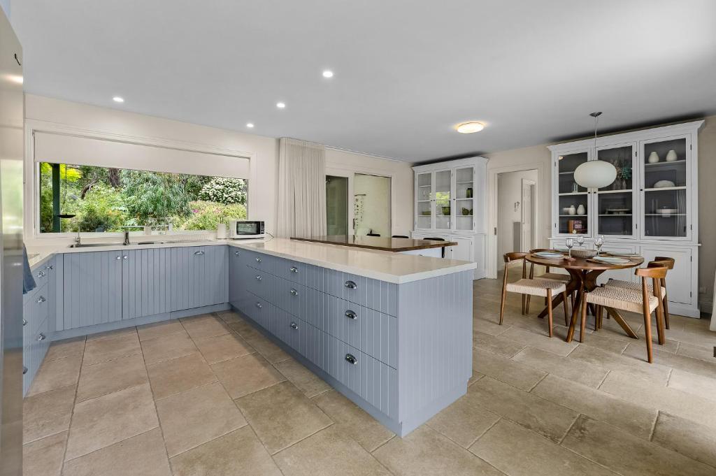 Spacious home with ocean views photo 3