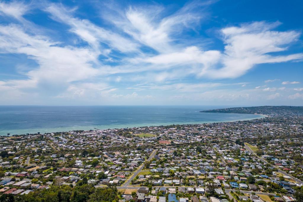 Spacious home with ocean views photo 4