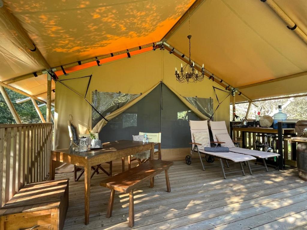 GIFFORD private Island GLAMPING boat ride included photo 3