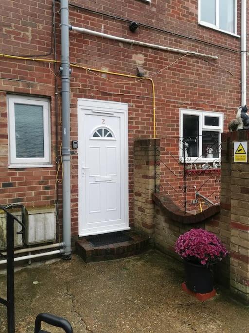Modern 2 bedroom flat by Dover Port, Castle& Sea!