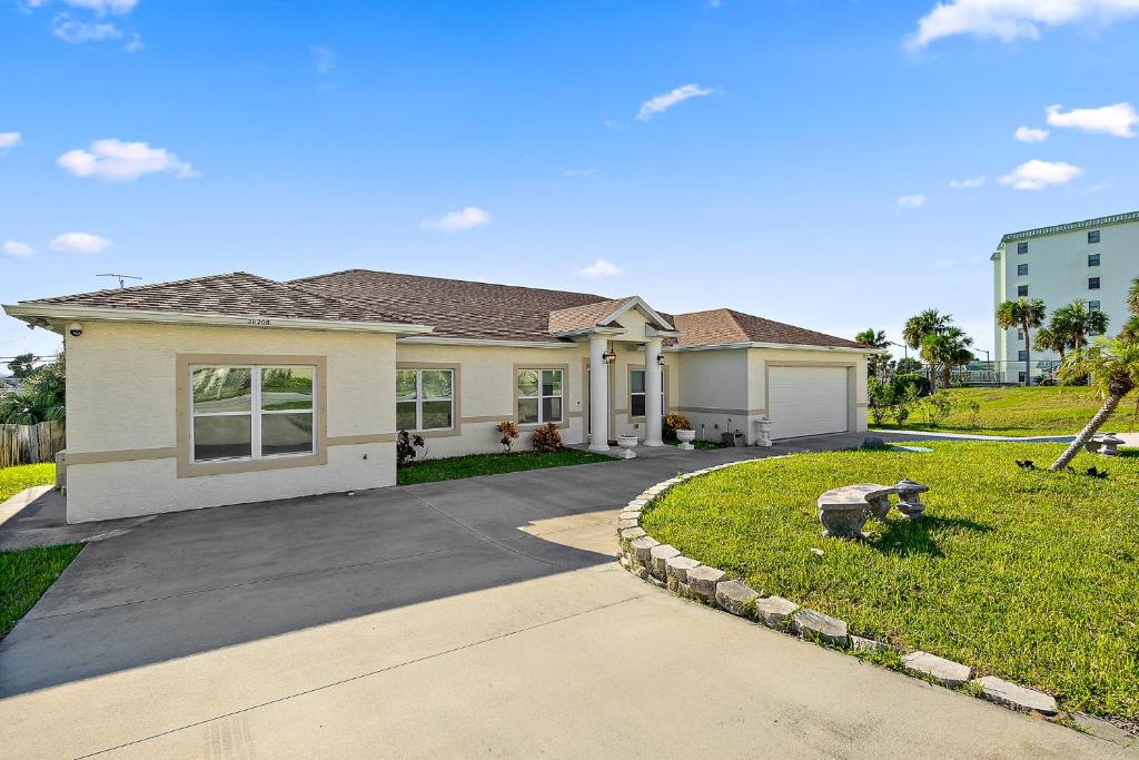 Luxury 5 br, 3 bath, mins walk to beach, eats photo 4
