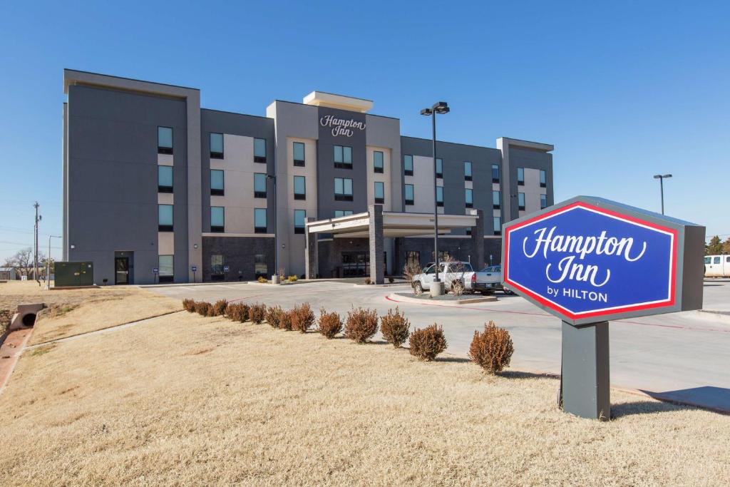 Hampton Inn Mustang image