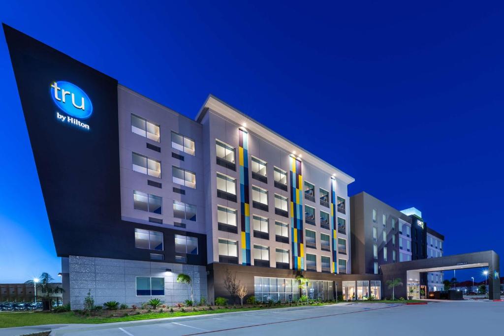 Tru by Hilton Laredo Airport image