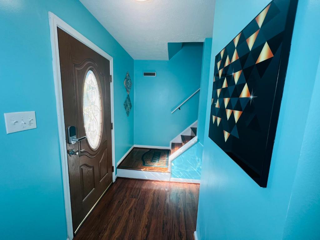Private quiet room with shared Bathroom,kitchen,living and dining area photo 4