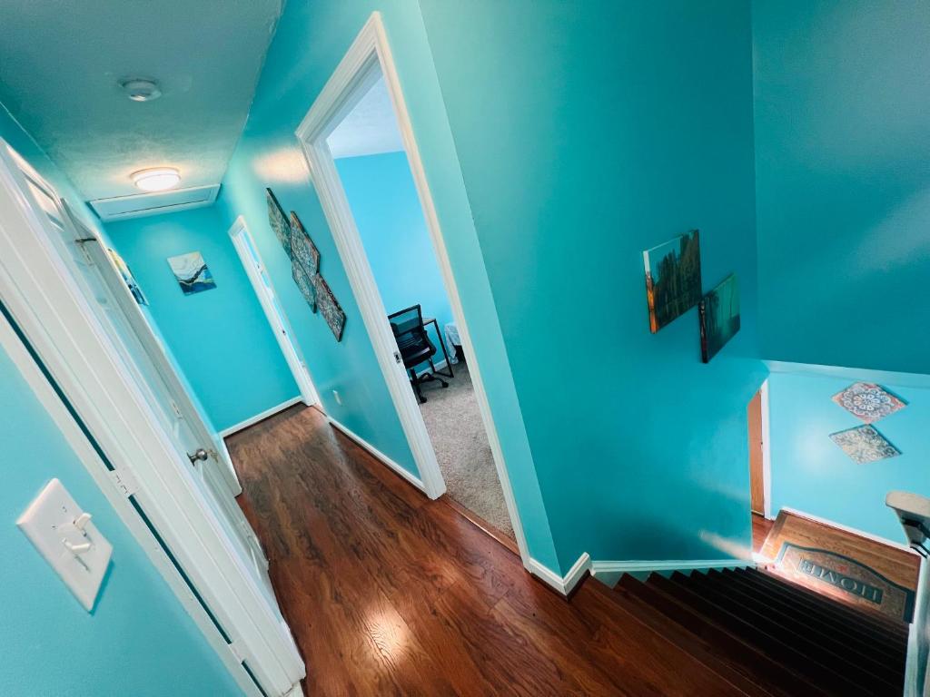 Private quiet room with shared Bathroom,kitchen,living and dining area photo 3