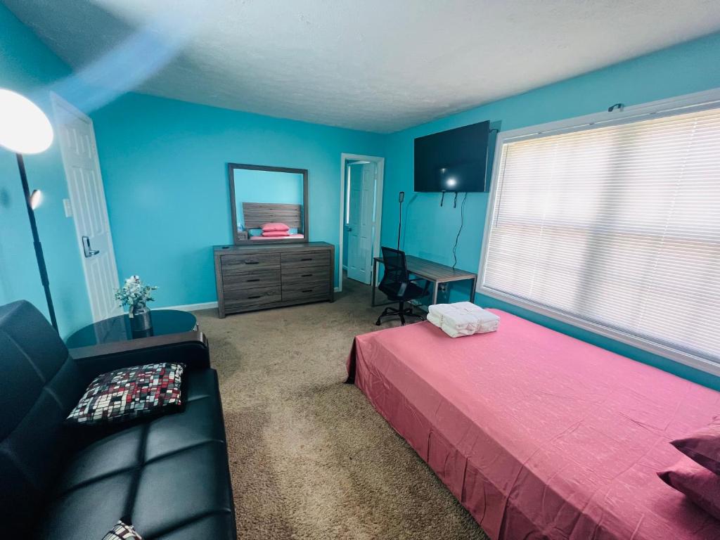Private quiet room with shared Bathroom,kitchen,living and dining area photo 2
