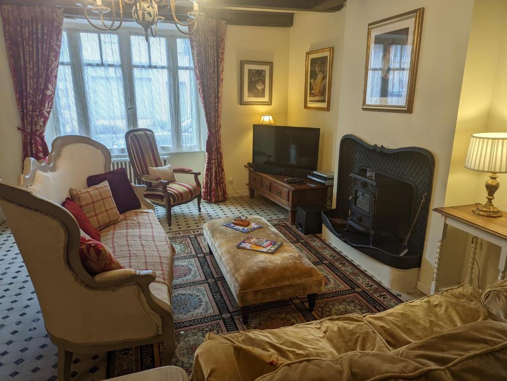 Impeccable 3-Bed House in Abzac photo 2